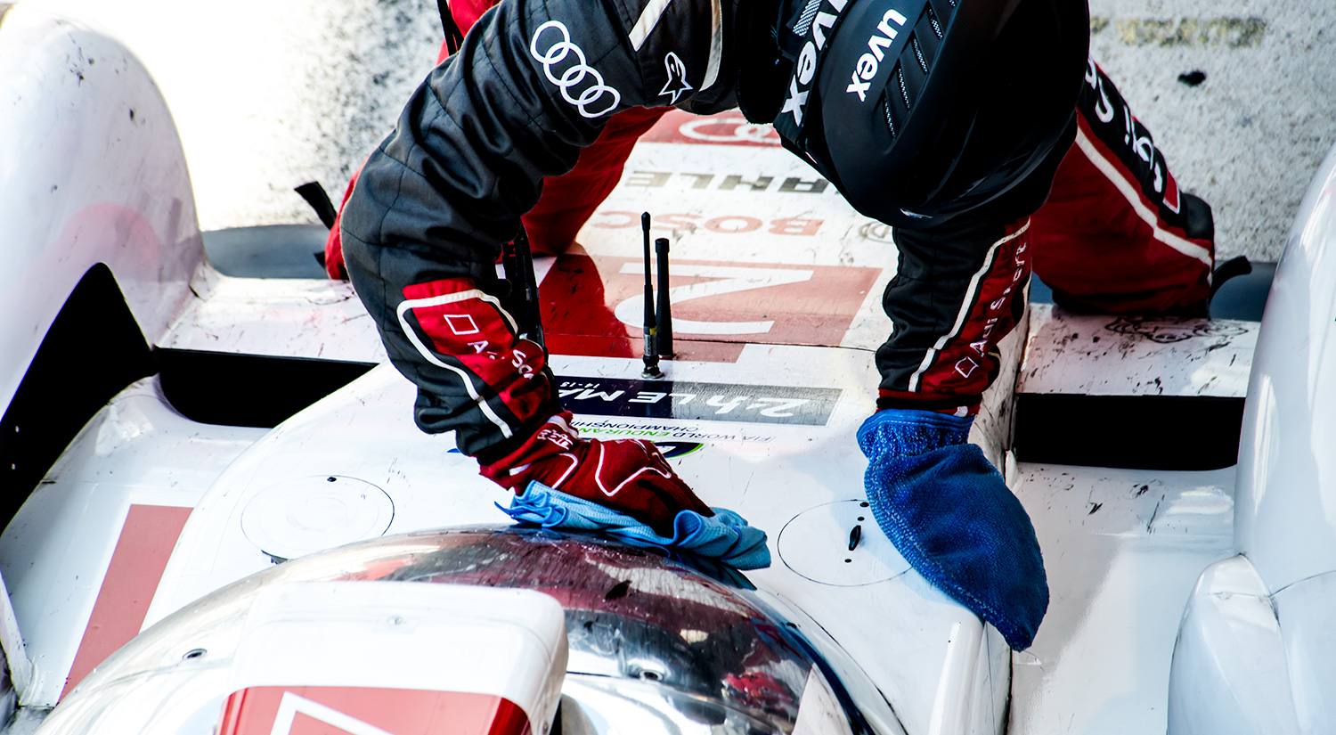 Mechanic cleans the screen of the No. 2 Audi,  24 hrs of Le Mans, 2014